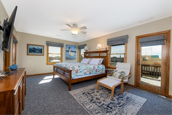 جناح رئيسي ضخم بإطلالات على المحيط!!
سرير كينج مريح للغاية وتلفزيون ذكي وخزانة ملابس وخزانة ملابس وحمام خاص وإمكانية الوصول إلى طابقين في الهواء الطلق!!!!