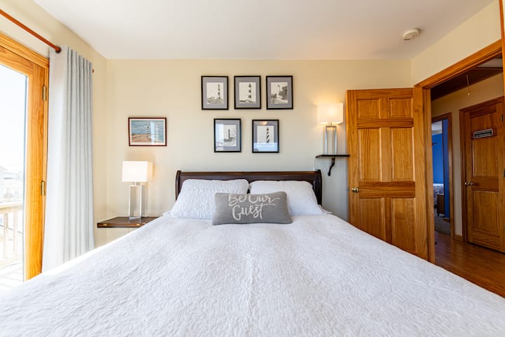 كن ضيفنا مع إطلالات غير محدودة على المحيط
غرفة نوم 2 - سرير كوين مع جميع البياضات القطنية والتلفزيون الذكي وخزانة الملابس وخزانة ملابس وحمام خاص.