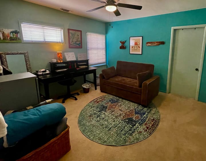 Udoban kauč lako se pretvara u bračni krevet.  Osigurana je debela navlaka za madrac i mekana posteljina, deke, jastuci i ogrtači.