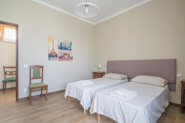 Dormitorio doble con dos camas individuales y un armario
