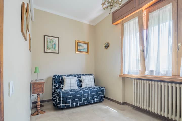 Dormitorio individual con sofá cama de estilo francés.