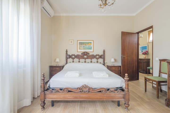 Suite con cama doble, baño privado y vestidor