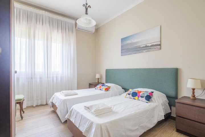 Dormitorio doble con dos camas individuales y un armario