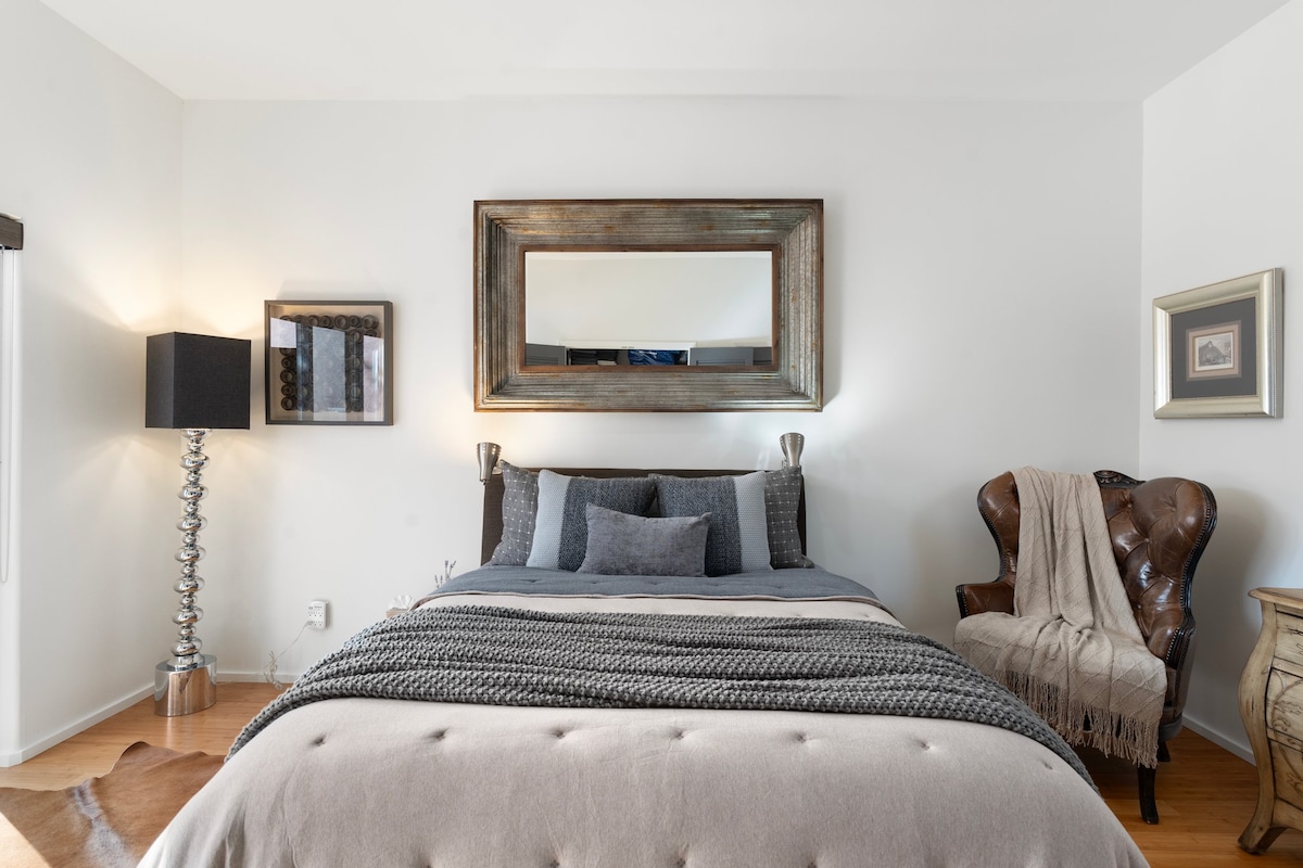 Featuring Oprah's Favorite Cozy Earth super-soft sheets and the comfort of 800 Loft Hutterite White Down Duvets, all wrapped in Jennifer Adams' exquisitely soft duvet covers. 