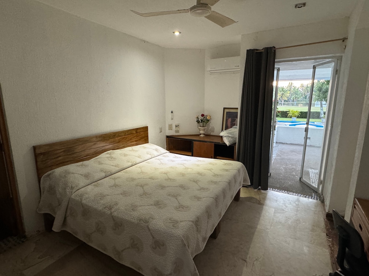 חדר שינה 2 גישה למרפסת המשקיפה על הבריכה.