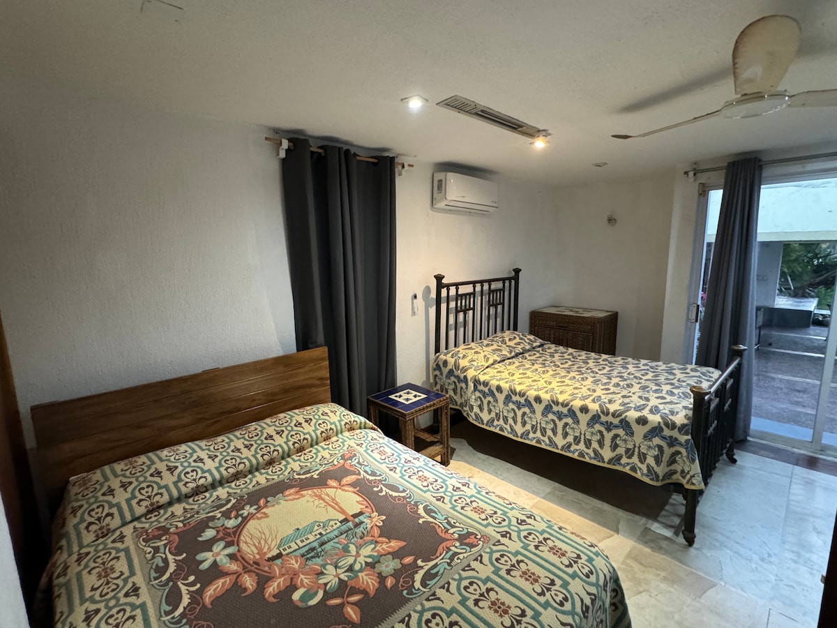 חדר שינה 3 גישה למרפסת שנייה, ללא חדר רחצה פרטי.