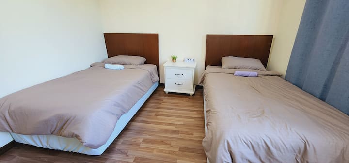 Camas individuales super individuales con aire acondicionado (2 unidades) con toallas y perchas disponibles.