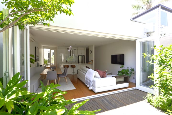 Spacious 3BR South Melbourne House w/ Free Parking