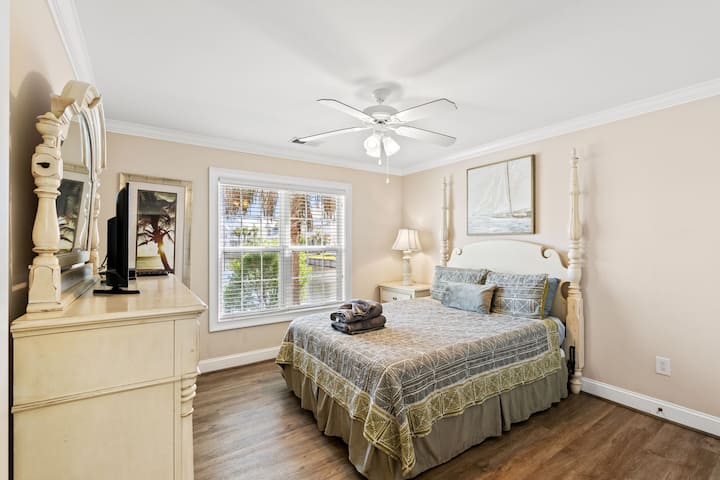 Bračna soba (160x200) na prvom katu. 