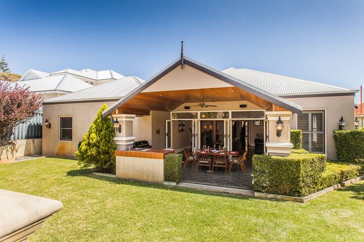 Luxurious family home, central location. gallery image 2