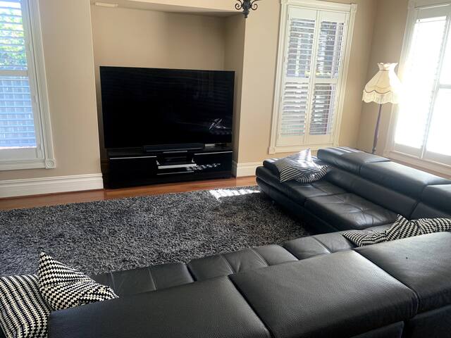 Luxurious family home, central location. gallery image 3