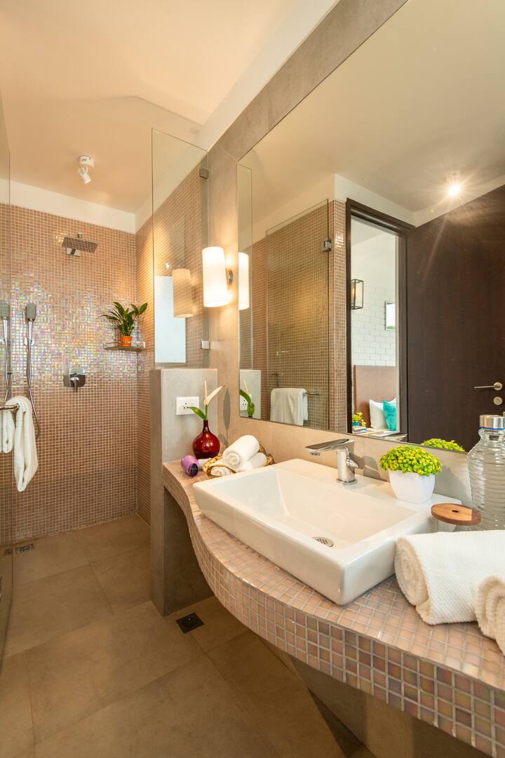 Full bathroom 1 image 1