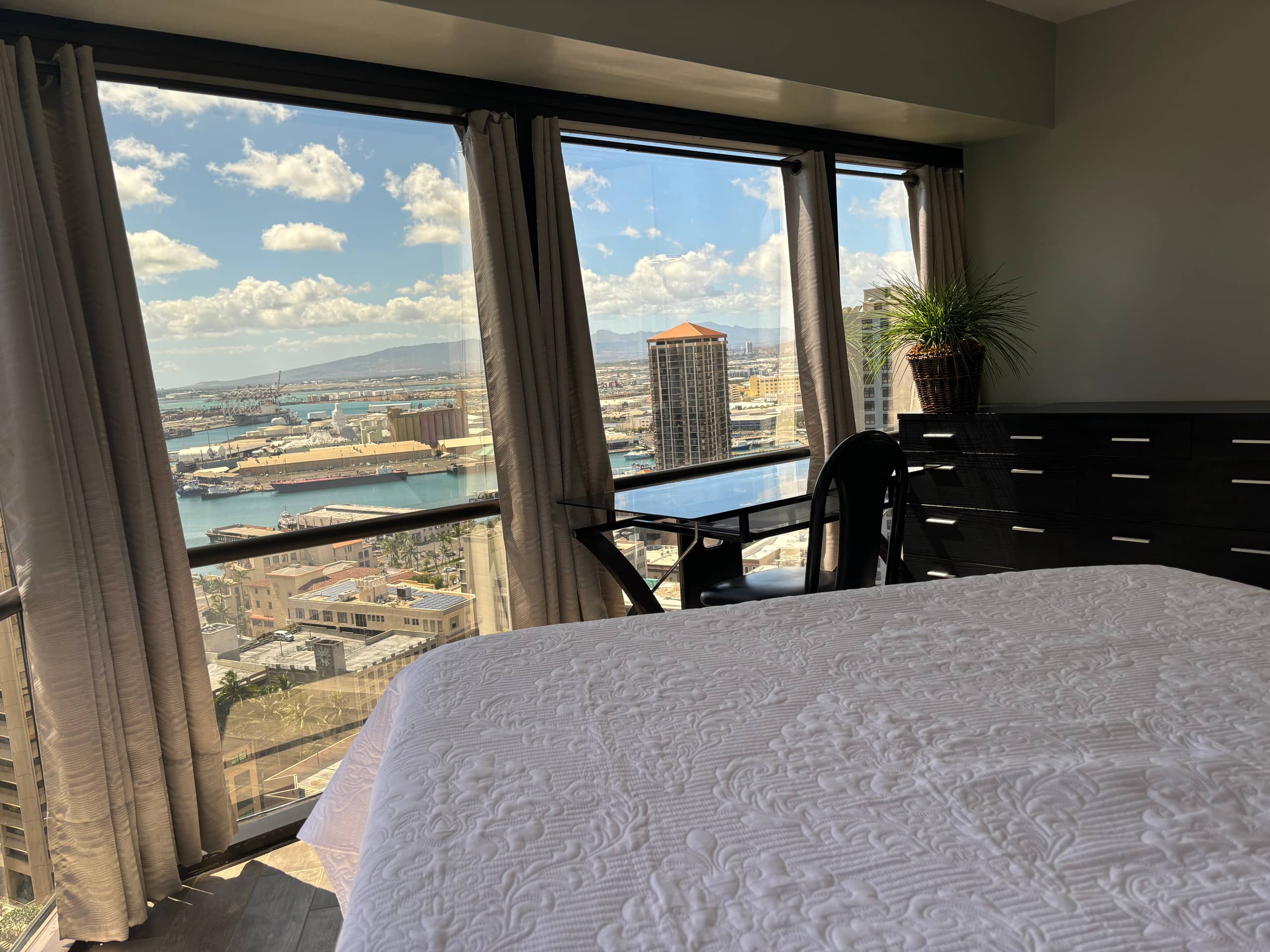 Condo in Honolulu · ★4.79 · 3 bedrooms · 5 beds · 1 private bath - Image 1