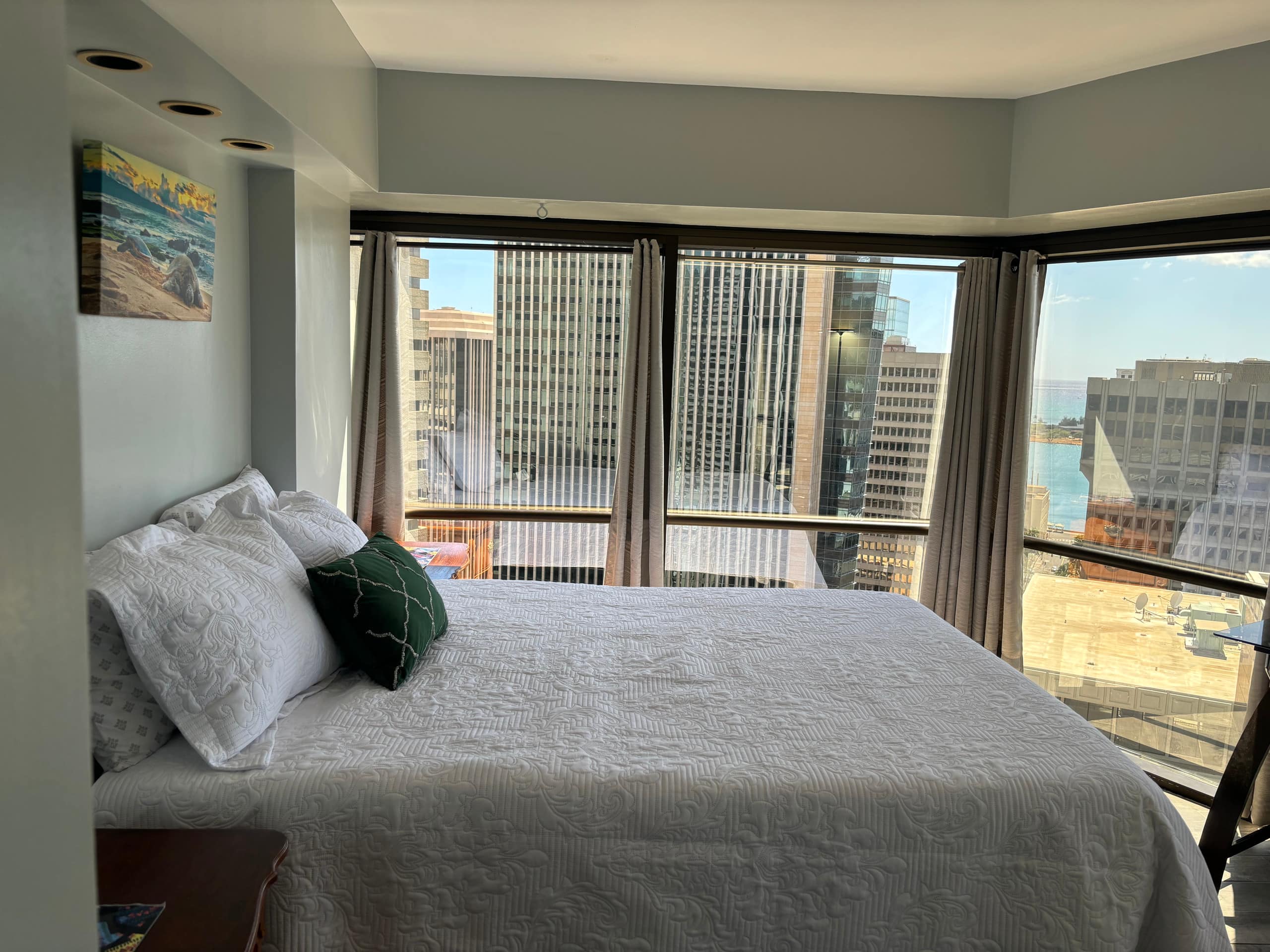 Condo in Honolulu · ★4.79 · 3 bedrooms · 5 beds · 1 private bath - Image 5
