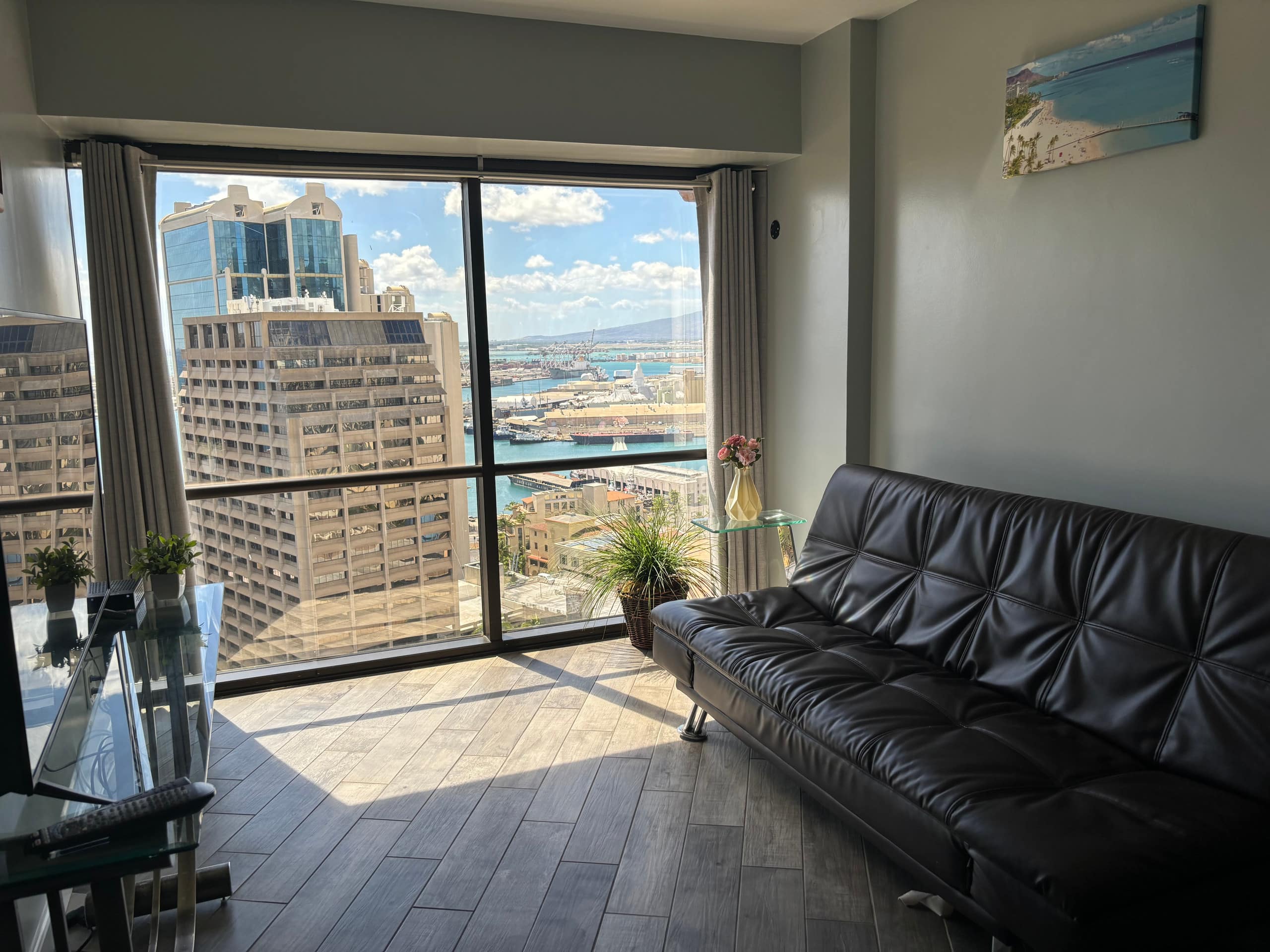 Condo in Honolulu · ★4.79 · 3 bedrooms · 5 beds · 1 private bath - Image 4