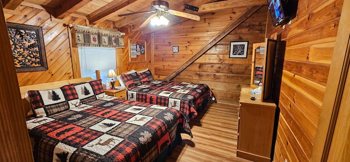 2 queen beds with private en-suite bathroom with tub/shower combination. Dresser, ceiling fan and tv