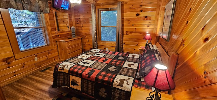 Queen bedroom, ceiling fan, smart HDTV