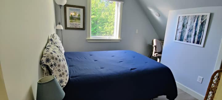 До оваа спална соба се пристапува преку бањата