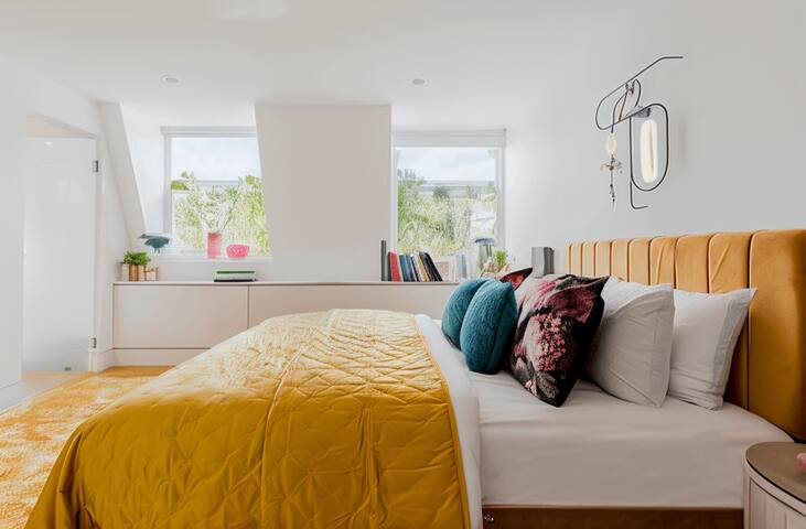 Covent Garden Exquisite LuxXo Penthouse +Starlink! gallery image 5