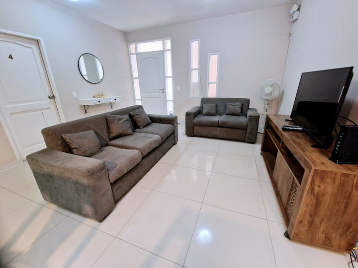 ห้องนั่งเล่นที่กว้างขวาง - ห้องรับประทานอาหาร
ทีวี/เคเบิลทีวี/เน็ตฟลิกซ์