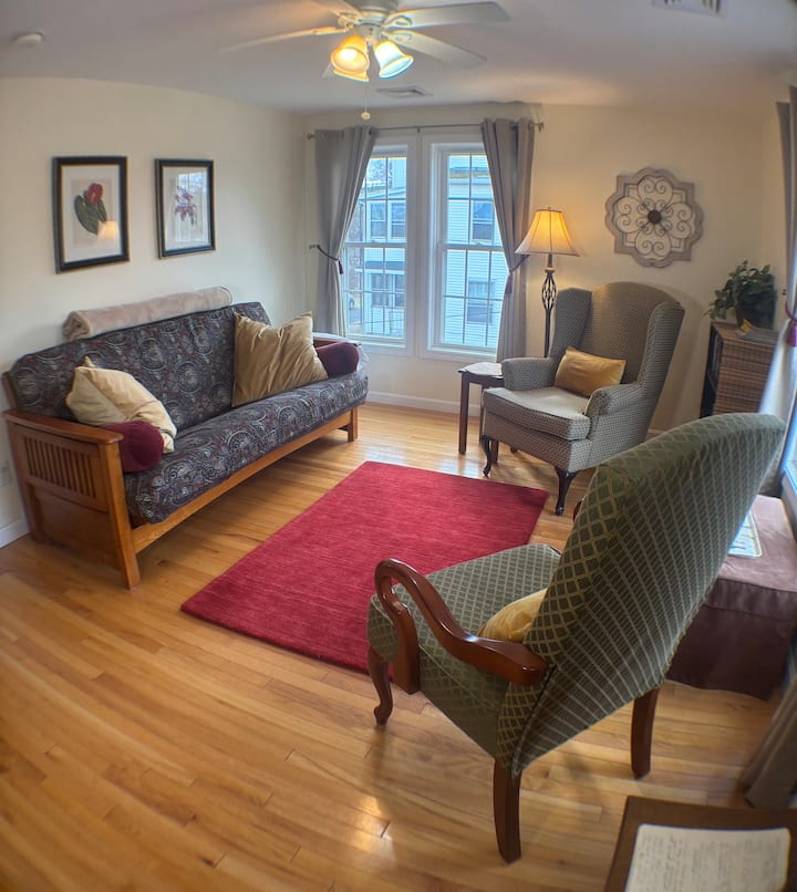 North Street Nest, Sunny Downtown Apartment - Northampton