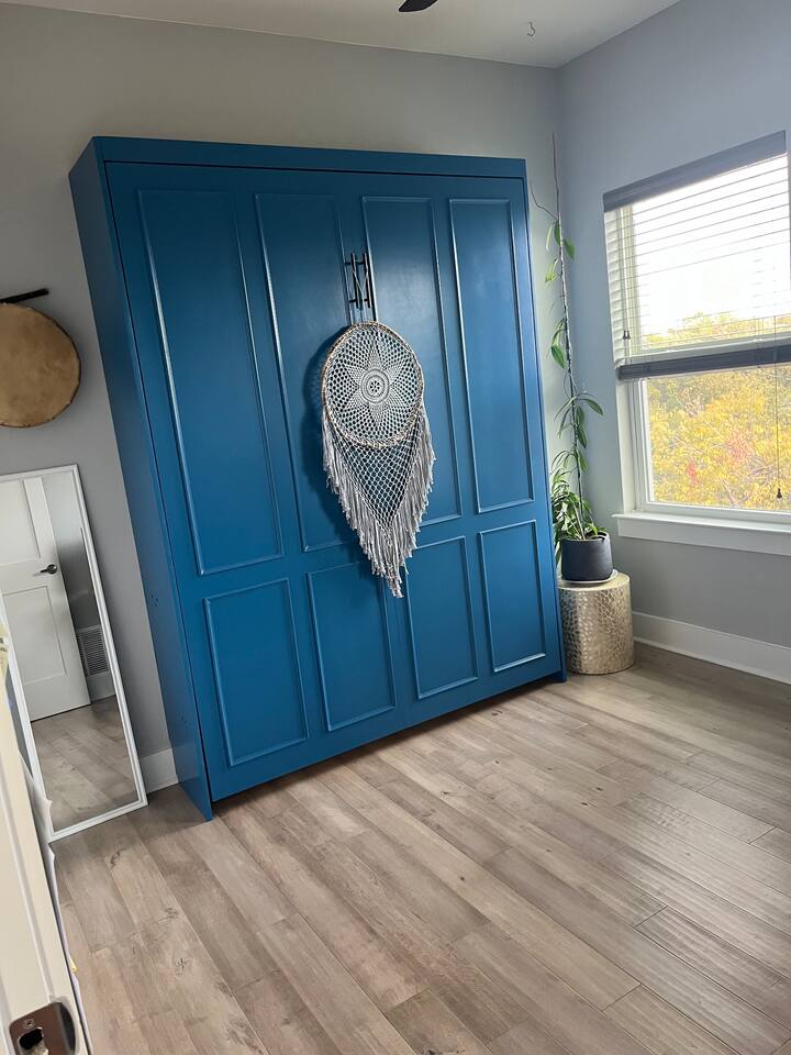 Posteľ Queen Murphy so super pohodlným matracom bude hotová pri príchode.  Možnosť opätovného nastavenia počas dňa a použitie ako kancelária.