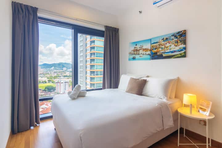 Pumzika katika chumba cha kulala maridadi kilicho na kitanda cha kifahari cha King Koil, mwanga mchangamfu na mapambo ya kisasa, yaliyoundwa kwa ajili ya starehe na ukaaji wa kupumzika.