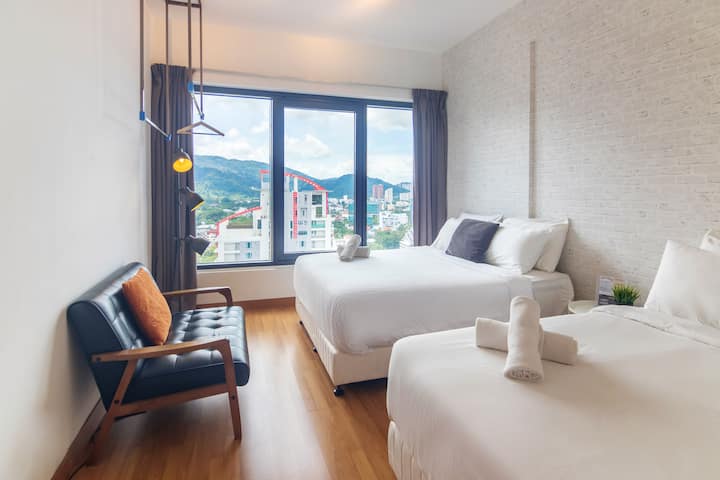 Pumzika katika chumba cha kulala maridadi kilicho na kitanda cha kifahari cha King Koil, mwanga mchangamfu na mapambo ya kisasa, yaliyoundwa kwa ajili ya starehe na ukaaji wa kupumzika.