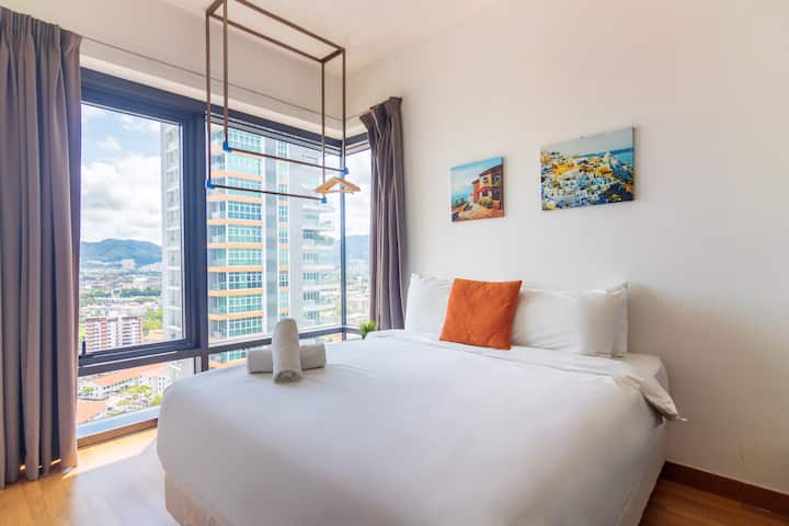 Pumzika katika chumba cha kulala maridadi kilicho na kitanda cha kifahari cha King Koil, mwanga mchangamfu na mapambo ya kisasa, yaliyoundwa kwa ajili ya starehe na ukaaji wa kupumzika.