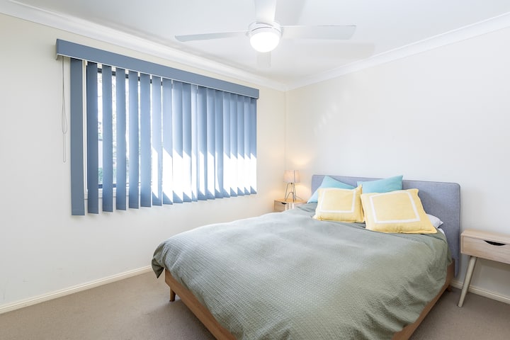 带内置吊扇的标准双人床卧室 