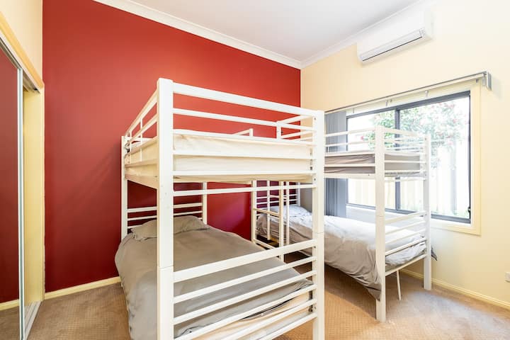 带空调的双层床房 