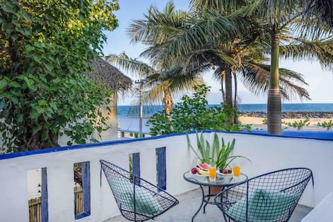 Beachside Villa w/ AC, Wifi and Rooftop Lounge