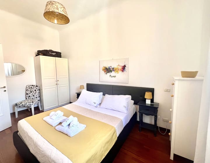 舒适明亮的双人卧室。 白色和黄色：教皇的颜色。