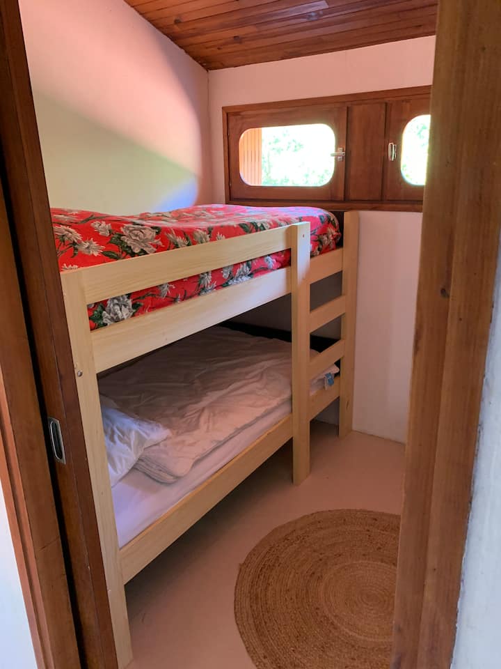 غرفة نوم في الطابق العلوي مع أسرّة بطابقين. 