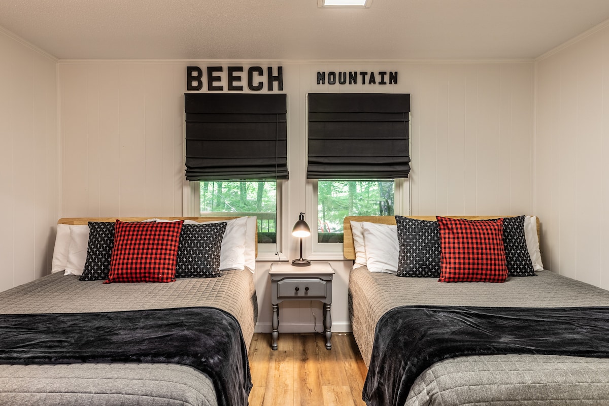 Oddýchnite si za zvukov bľabotajúceho potoka v prízemnej izbe s manželskou posteľou s manželskou posteľou typu queen (pre 4 osoby s 2 manželskými posteľami Queen).  Obsahuje nové matrace a lampu nabíjacej stanice pre elektroniku.