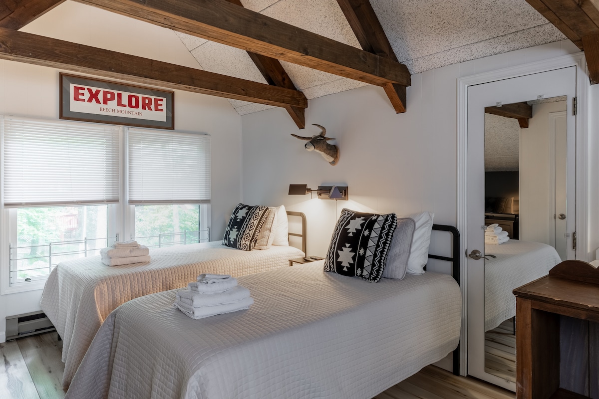 Chalet 3rd Floor Loft Bedroom #3 of 7 (Sleeps 2).   2 twin beds. Obsahuje televízor Roku a vstavané elektronické nabíjacie stanice odkladacieho stolíka.  Schody na túto úroveň nie sú určené pre mobilitu.  Sú úzke. Skvelý priestor pre tínedžerov a deti.