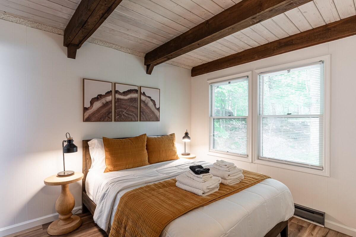 Chalet Main Level  Master Queen Bedroom with En Suite Private Bathroom.
Obsahuje nový matrac Queen, luxusnú posteľnú bielizeň, televízor Roku a lampy nabíjacej stanice.