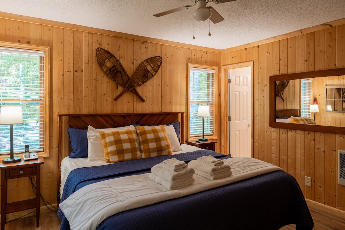 Chata Master King Snow Shoe Suite s vlastnou kúpeľňou
Obsahuje nový matrac King a luxusnú posteľnú bielizeň, televízor Roku.