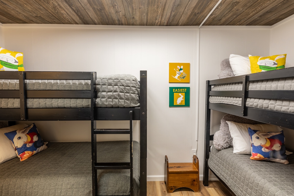 Skvelý priestor pre deti. The Chalet Bottom floor Bedroom #5 of 7 Bunny Slope Bunk Room(Sleeps 4 in 2 twin bunks). 