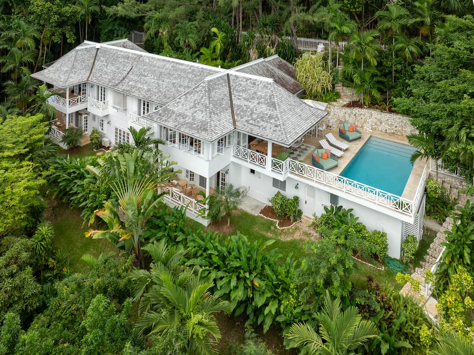 Top-earning Airbnb listing in Drapers, 6 bedrooms