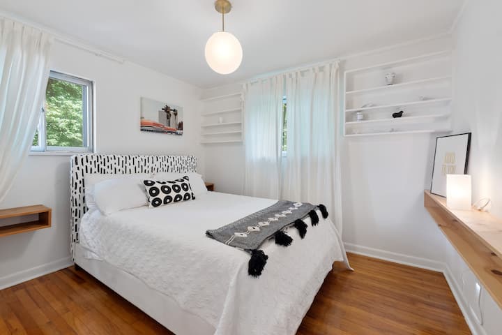 Bedroom 2 w/ Queen Bed