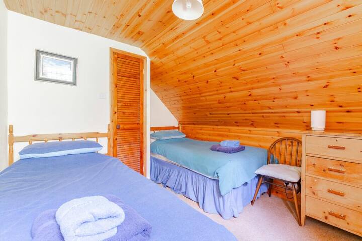 חדר עם שתי מיטות יחיד