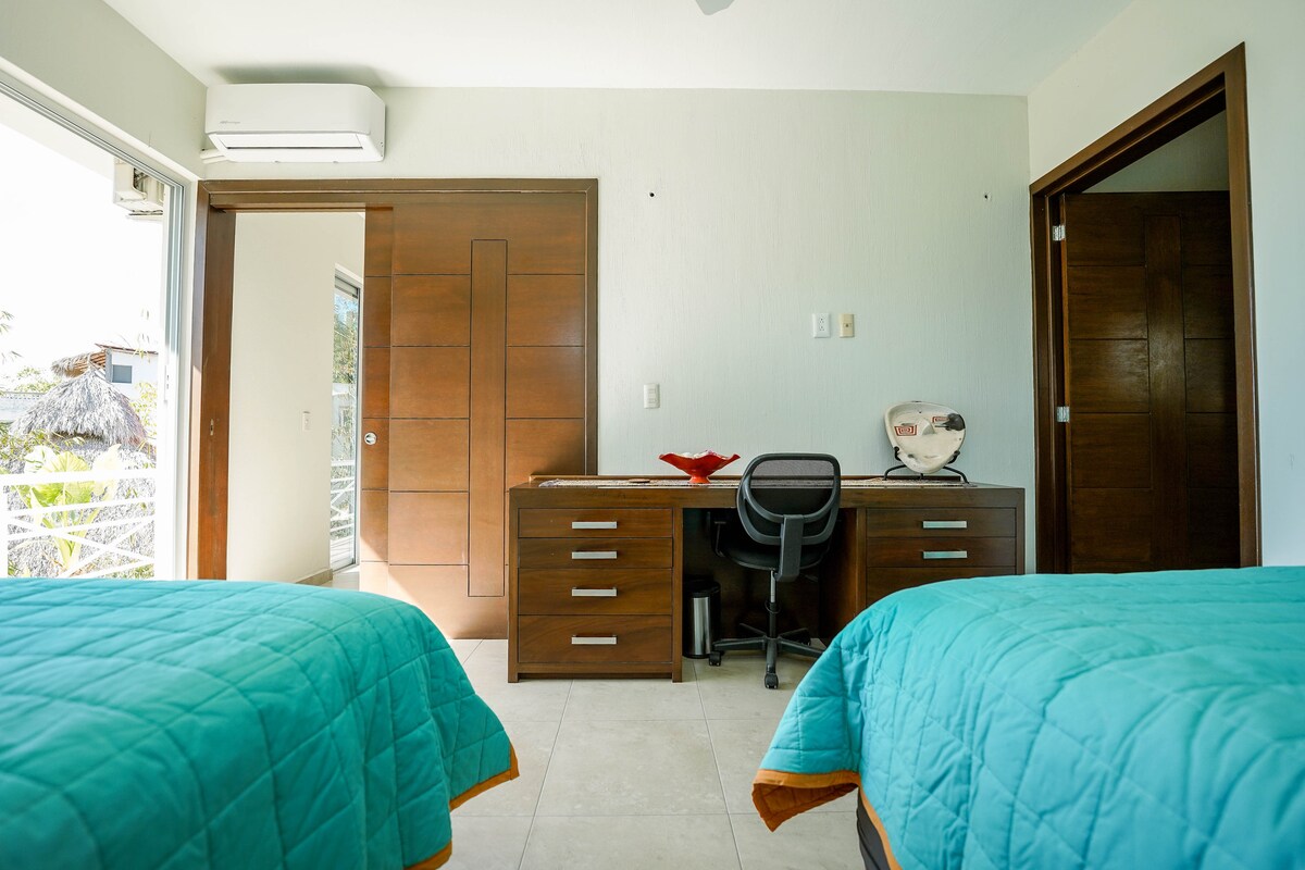 Მეორე საძინებელი სამუშაო სივრცით, კონდიციონერით, ჭერის ვენტილატორით, პირადი აბაზანით, აივნითა და ბაღის ხედით