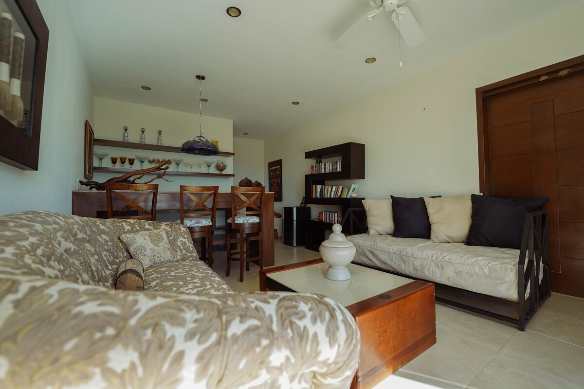 Დაბლა მისაღები ოთახი და ბარი