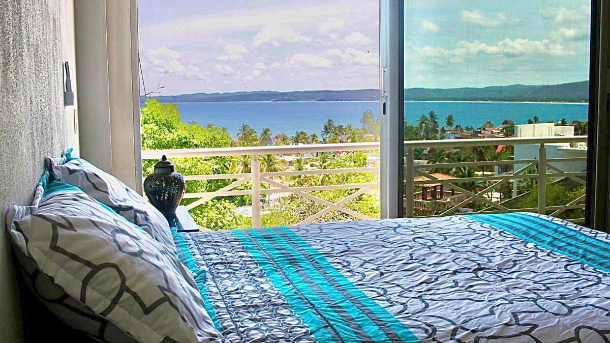 Ლამაზი საძინებელი დიდებული ხედით ყურეზე