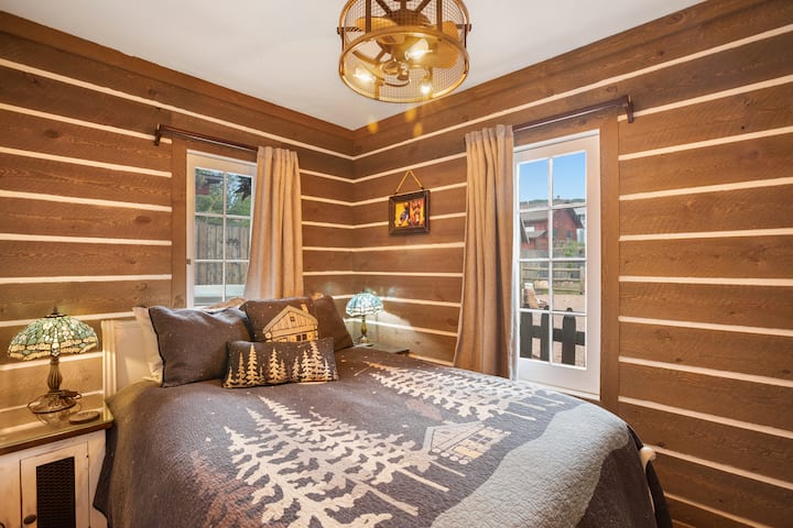 Двокреветна соба со поглед на Пајкс Пик. Во спалната соба има фиока за чување облека за време на престојот. 