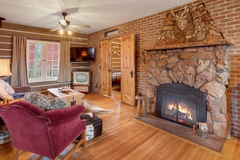 Top performing Airbnb: Sugar Shack -1930's Cabin-Downtown & Dog Friendly in Woodland Park