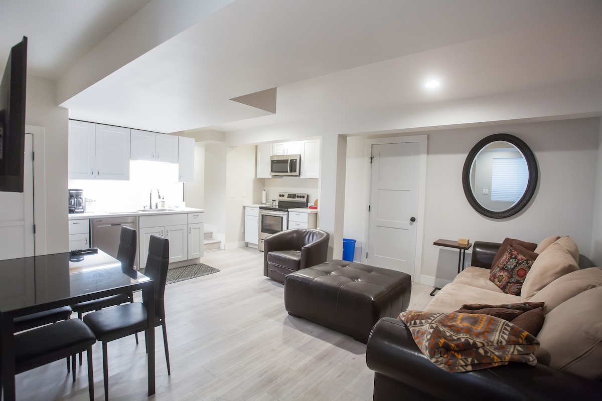 Top Airbnb: 2 Bedroom Suite with Hot Tub in North Park Hill