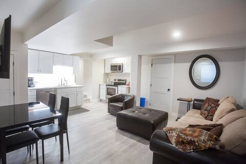 Top Airbnb: 2 Bedroom Suite with Hot Tub in North Park Hill