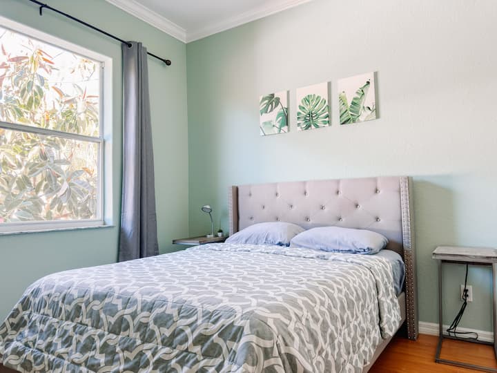 Cama tamaño queen.
